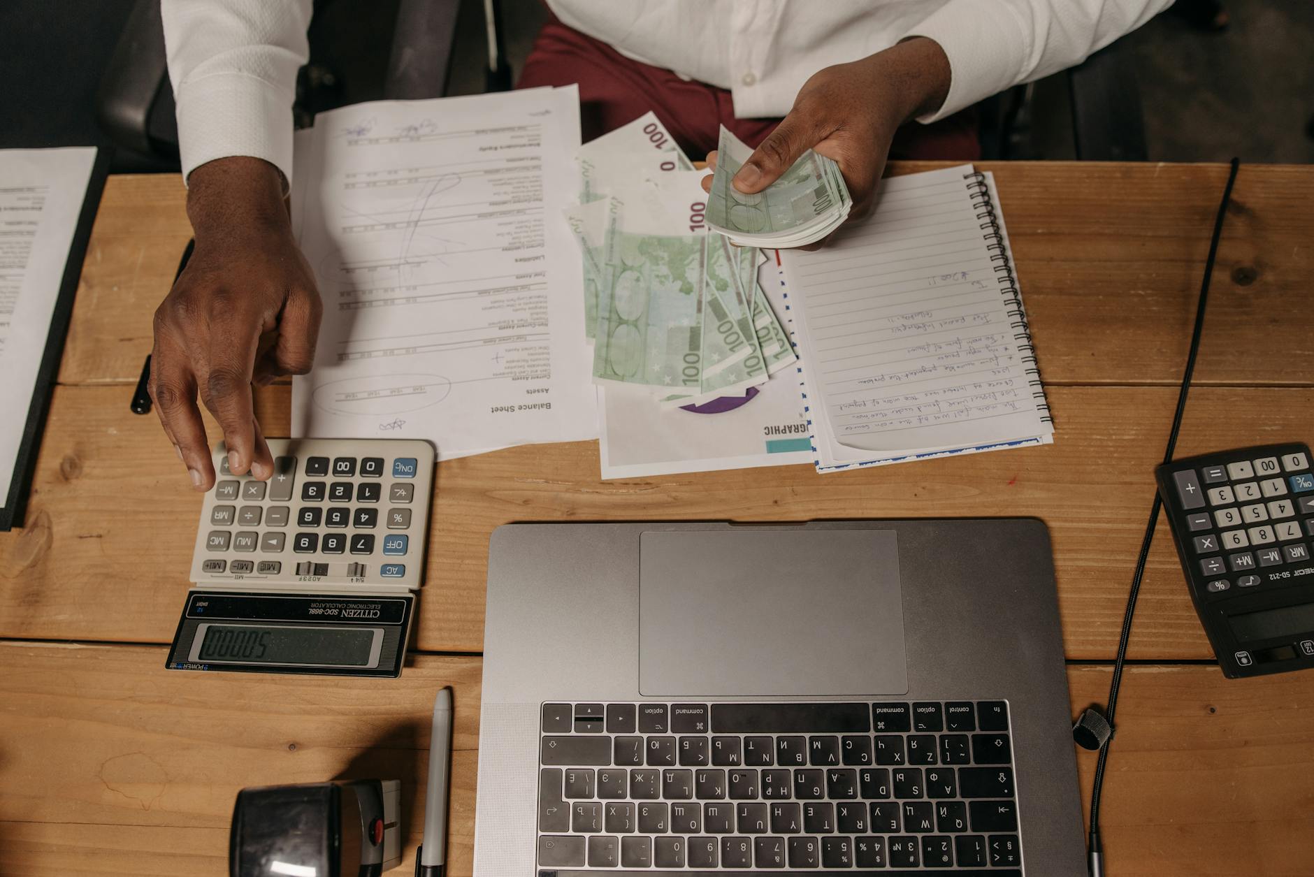 Cómo gestionar presupuestos de alojamiento para equipos en Europa