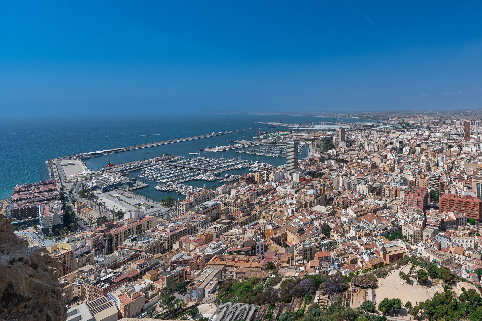 Vivienda corporativa en Alicante: soluciones de alojamiento para empresas y propietarios
