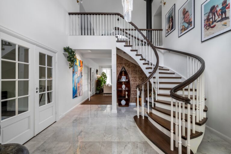 Hyra ut bostad till företag och få högre avkastning. Upptäck hur du säkert och lönsamt kan hyra ut din bostad till seriösa