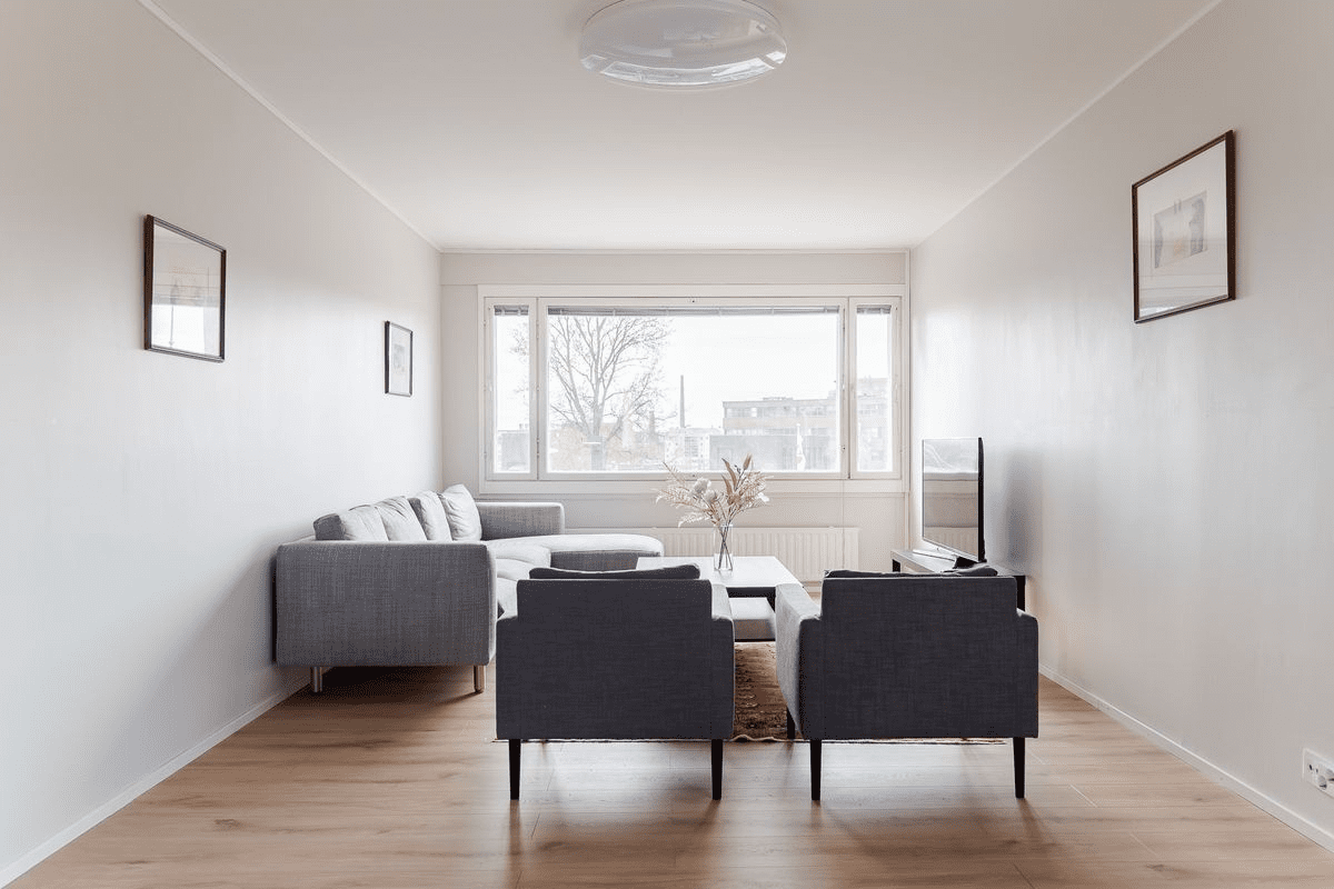 Följ resan från tomt hus till signerat kontrakt och upptäck det osynliga arbetet bakom varje steg i processen. Lär dig vad som verkligen krävs.