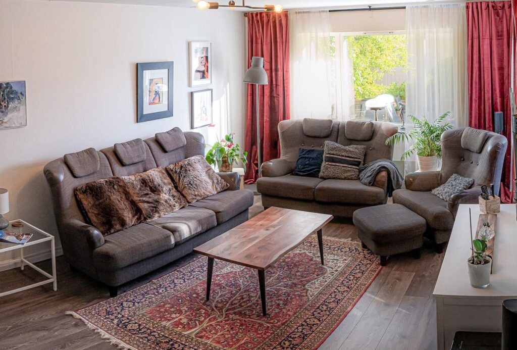 Följ resan från tomt hus till signerat kontrakt och upptäck det osynliga arbetet bakom varje steg i processen. Lär dig vad som verkligen krävs.