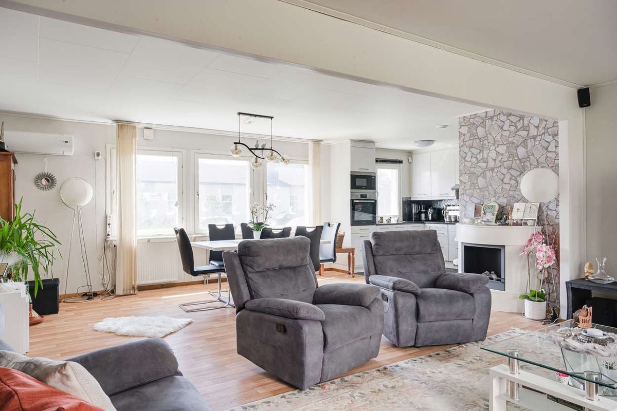 Följ resan från tomt hus till signerat kontrakt och upptäck det osynliga arbetet bakom varje steg i processen. Lär dig vad som verkligen krävs.