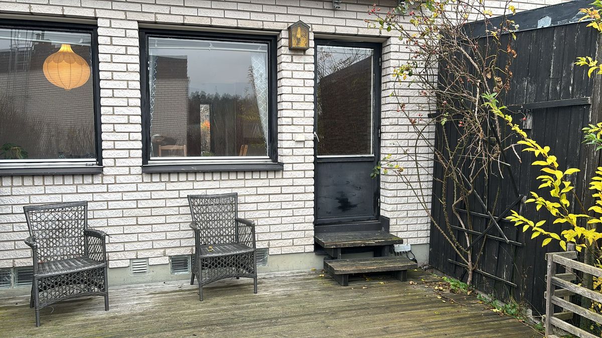 Lär dig skillnaden mellan Lokal expertis vs. Global algoritm och varför mänsklig insikt och personlig matchning skapar.