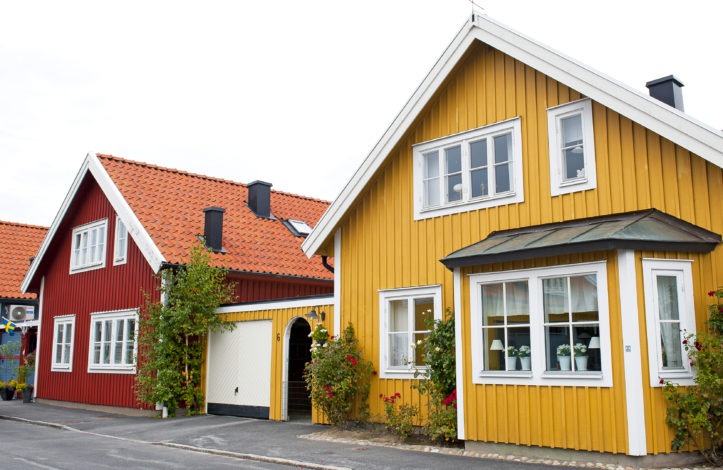Find the average price for heated garage rental in Stockholm south suburbs. Compare garage rental options that offer safety