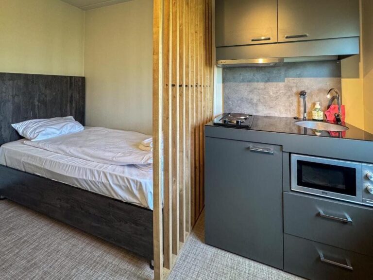 b20b21676c0d046a34d22960f0c9d206e2dea495eaa54bb2491fc3c4d53a55a4