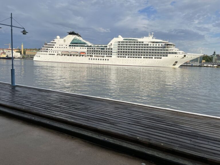 e7ee4d0fa7677906016177afe7adc1f5953b77893ffef804ee1801ffc33dbc04