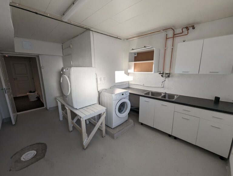 b4df9d8643330c3b30bcd3d12eeb878fa8085c2cd43ce22eed0f3a9b639b795e